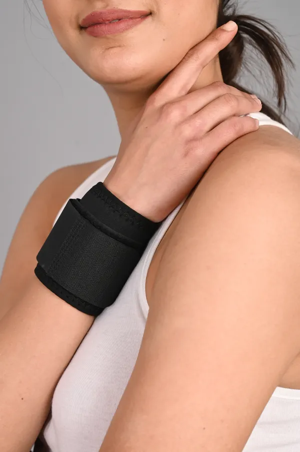 Adjustable_Wrist_Support_Brace_With_Compression_Strap_Black