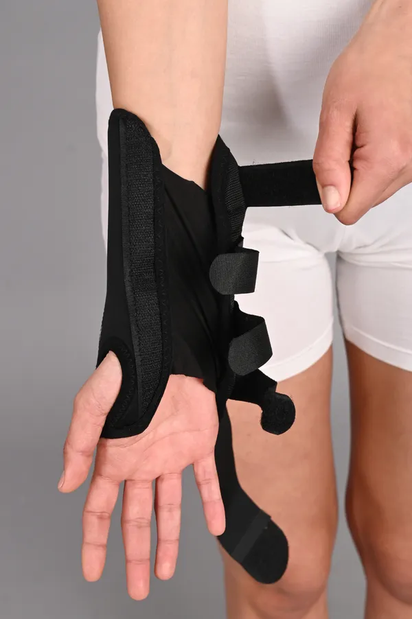 Wrist_Support_Brace_With_Thumb_Stabilizer_Black