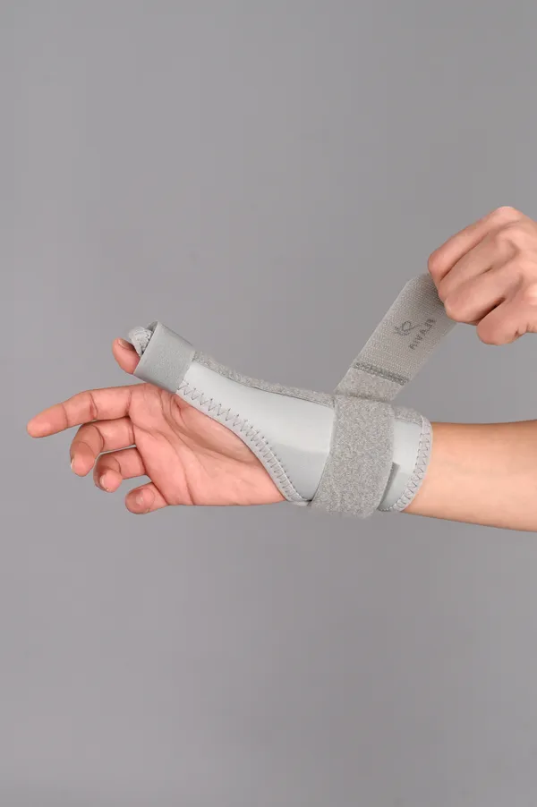 Thumb_Support_Brace_With_Adjustable_Strap_Grey