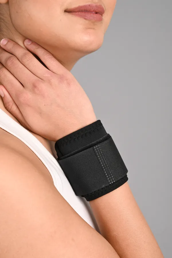 Adjustable_Wrist_Support_Brace_With_Compression_Strap_Black