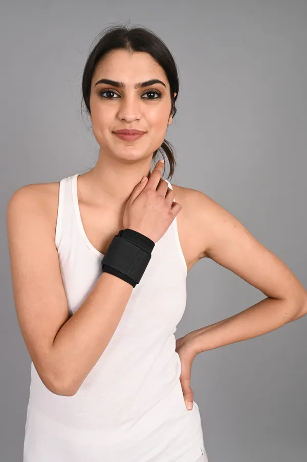 Adjustable_Wrist_Support_Brace_With_Compression_Strap_Black