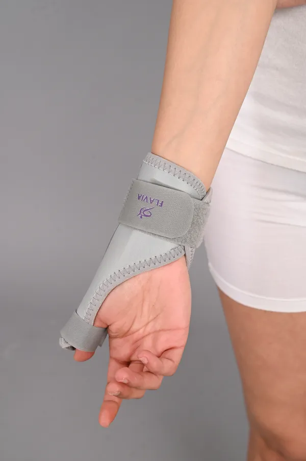 Thumb_Support_Brace_With_Adjustable_Strap_Grey