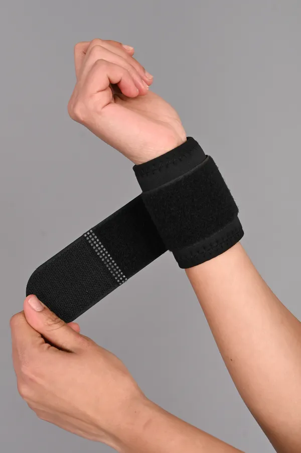 Adjustable_Wrist_Support_Brace_With_Compression_Strap_Black