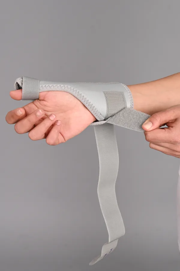 Thumb_Support_Brace_With_Adjustable_Strap_Grey