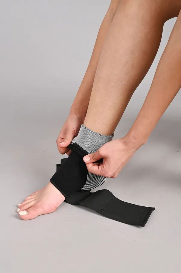 Ankle_Support_Brace_With_Compression_Wrap