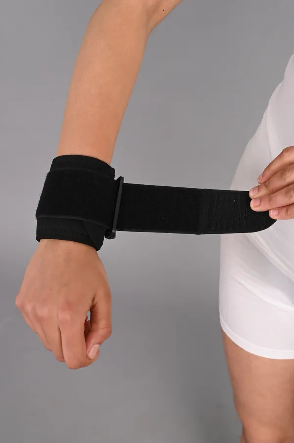 Adjustable_Wrist_Support_Brace_With_Compression_Strap_Black