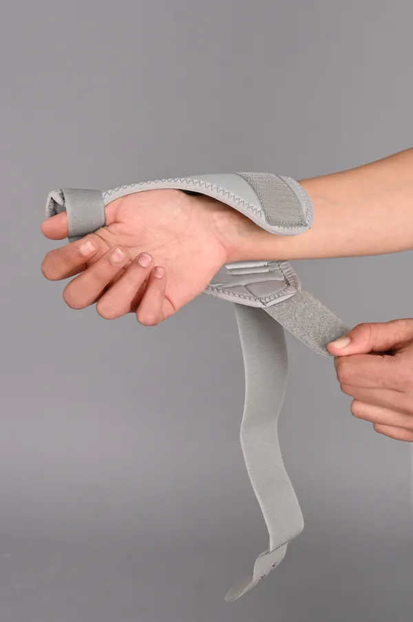 Thumb_Support_Brace_With_Adjustable_Strap_Grey