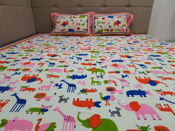 Cotton_Jaipuri_Animal_Print_White_and_Pink_King_size_Bedsheet_with_2_Pillow_Covers