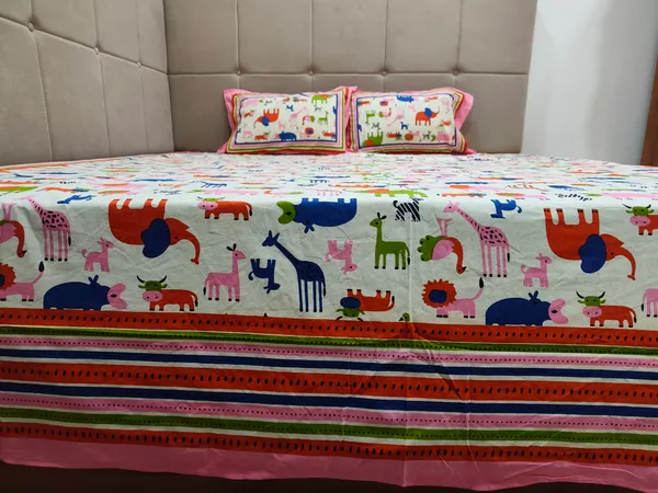 Cotton_Jaipuri_Animal_Print_White_and_Pink_King_size_Bedsheet_with_2_Pillow_Covers