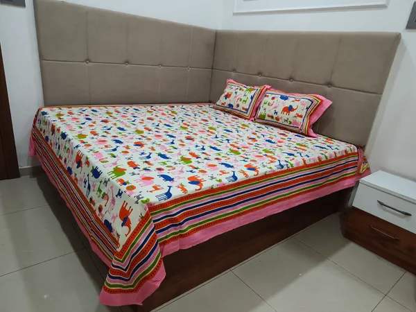 Cotton_Jaipuri_Animal_Print_White_and_Pink_King_size_Bedsheet_with_2_Pillow_Covers