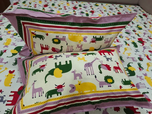 Cotton_Jaipuri_Animal_Print_White_and_Purple_King_size_Bedsheet_with_2_Pillow_Covers