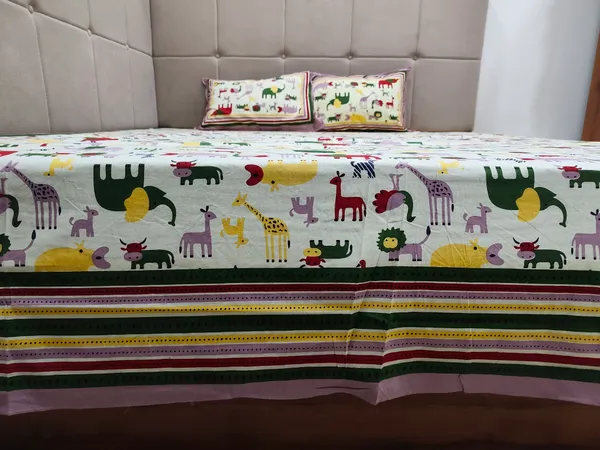 Cotton_Jaipuri_Animal_Print_White_and_Purple_King_size_Bedsheet_with_2_Pillow_Covers