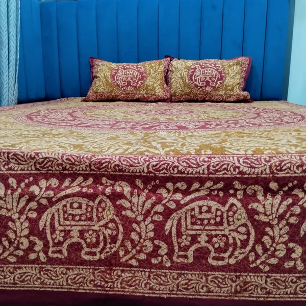 Cotton_Jaipuri_Print_Beige_and_Red_King_size_Bedsheet_with_2_Pillow_Covers