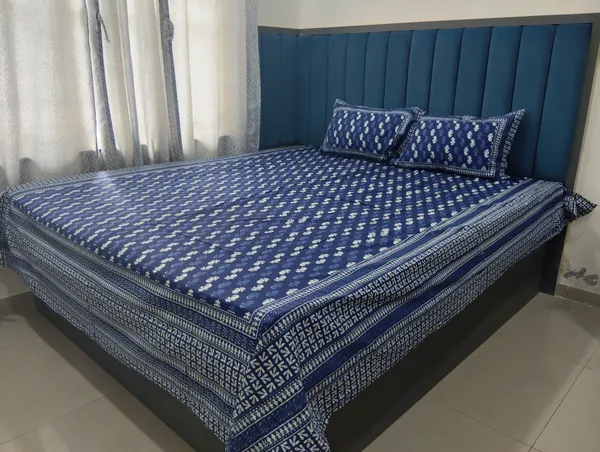 Cotton_Jaipuri_Print_Blue_and_White_King_size_Bedsheet_with_2_Pillow_Covers
