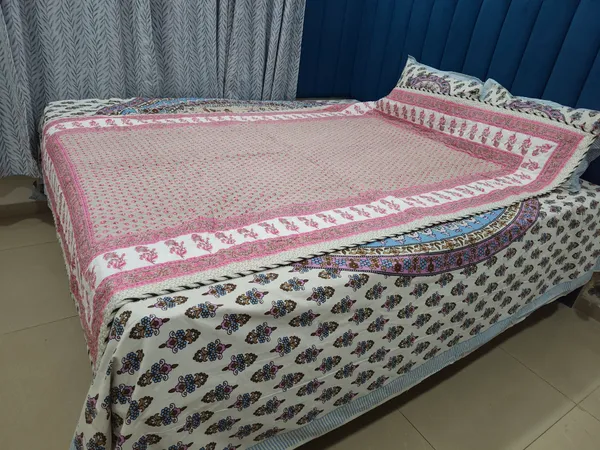 Pure_Cotton_Jaipuri_Razai_/_Comforter_with_Pink_and_White_print_single_size