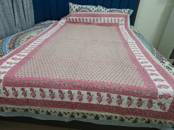 Pure_Cotton_Jaipuri_Razai_/_Comforter_with_Pink_and_White_print_single_size