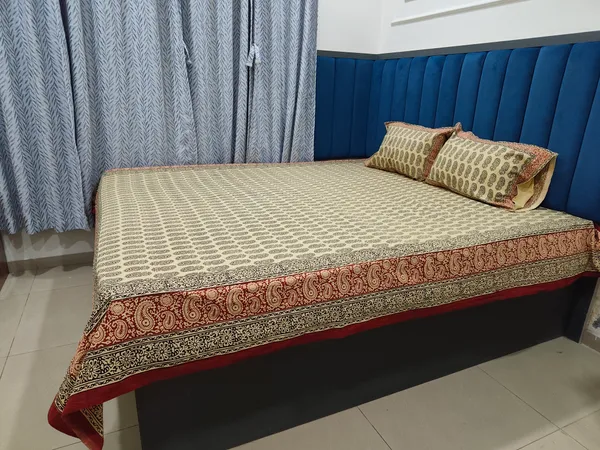 Cotton_Jaipuri_Print_Gray_and_Maroon_King_size_Bedsheet_with_2_Pillow_Covers