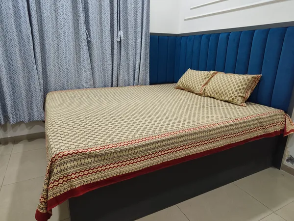 Cotton_Jaipuri_Print_Gray_and_Maroon_King_size_Bedsheet_with_2_Pillow_Covers