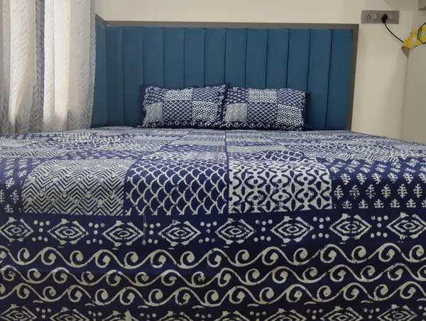 Cotton_Jaipuri_Print_Indigo_and_White_King_size_Bedsheet_with_2_Pillow_Covers