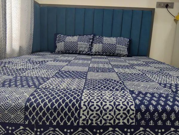 Cotton_Jaipuri_Print_Indigo_and_White_King_size_Bedsheet_with_2_Pillow_Covers