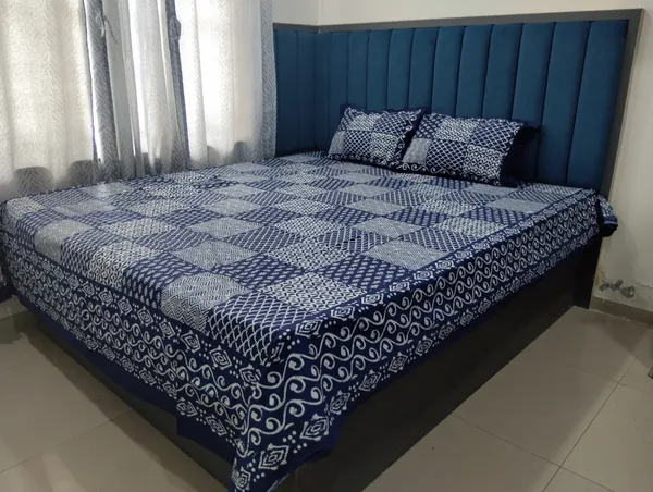 Cotton_Jaipuri_Print_Indigo_and_White_King_size_Bedsheet_with_2_Pillow_Covers