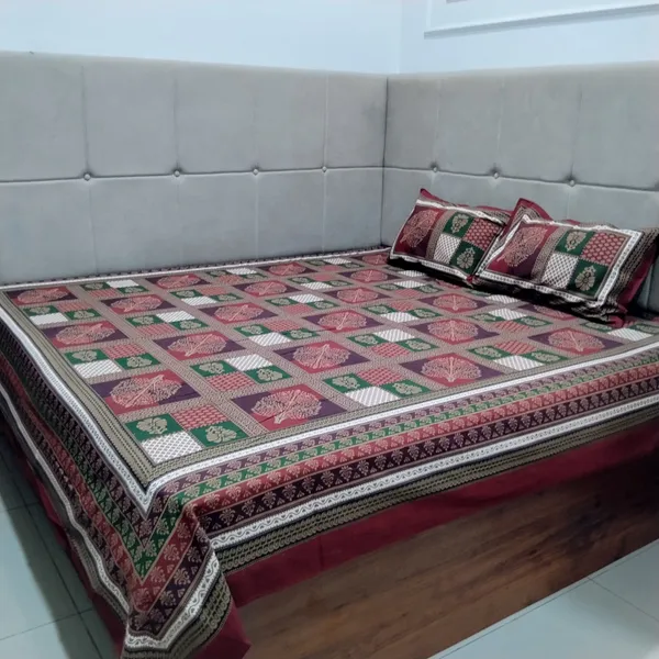 Cotton_Jaipuri_Print_Maroon_and_Green_King_Size_Bedsheet_with_2_Pillow_Covers