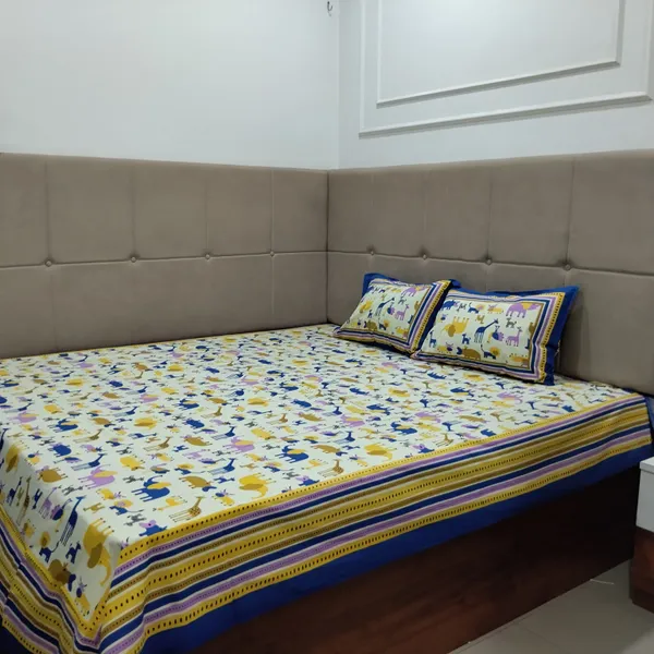 Cotton_Jaipuri_Print_White_and_Blue_King_Size_Bedsheet_with_2_Pillow_Covers