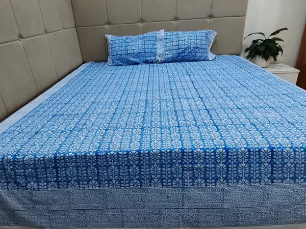 Cotton_Jaipuri_Print_White_and_Blue_King_size_Bedsheet_with_2_Pillow_Covers