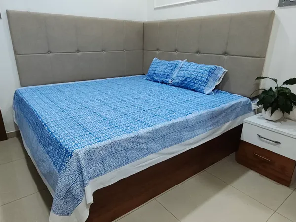 Cotton_Jaipuri_Print_White_and_Blue_King_size_Bedsheet_with_2_Pillow_Covers