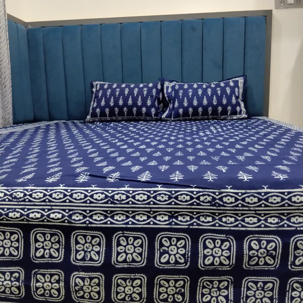 Cotton_Jaipuri_Print_White_and_Indigo_King_size_Bedsheet_with_2_Pillow_Covers