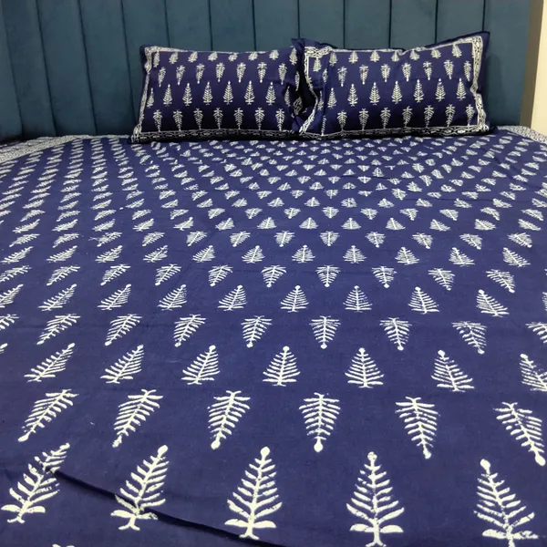 Cotton_Jaipuri_Print_White_and_Indigo_King_size_Bedsheet_with_2_Pillow_Covers