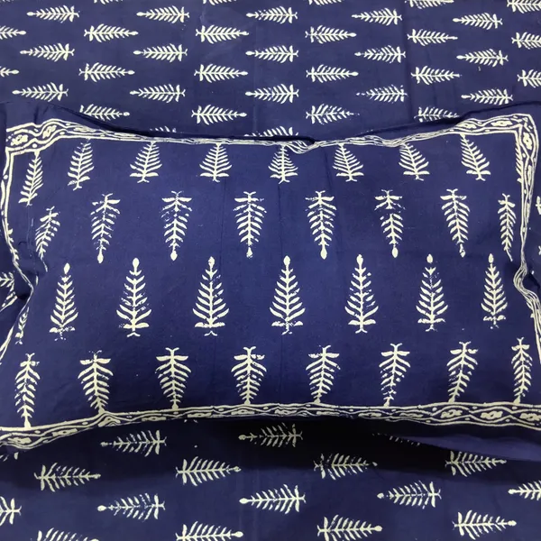 Cotton_Jaipuri_Print_White_and_Indigo_King_size_Bedsheet_with_2_Pillow_Covers
