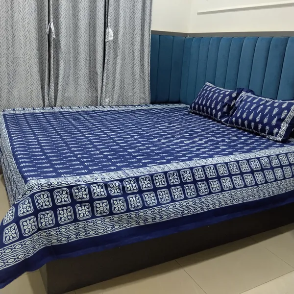 Cotton_Jaipuri_Print_White_and_Indigo_King_size_Bedsheet_with_2_Pillow_Covers