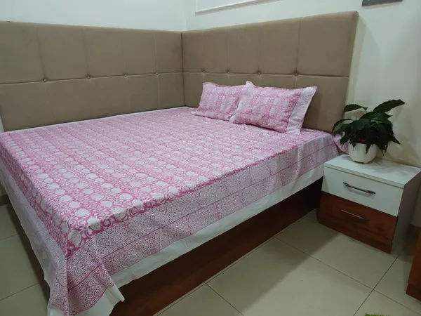 Cotton_Jaipuri_Print_White_and_Pink_King_size_Bedsheet_with_2_Pillow_Covers