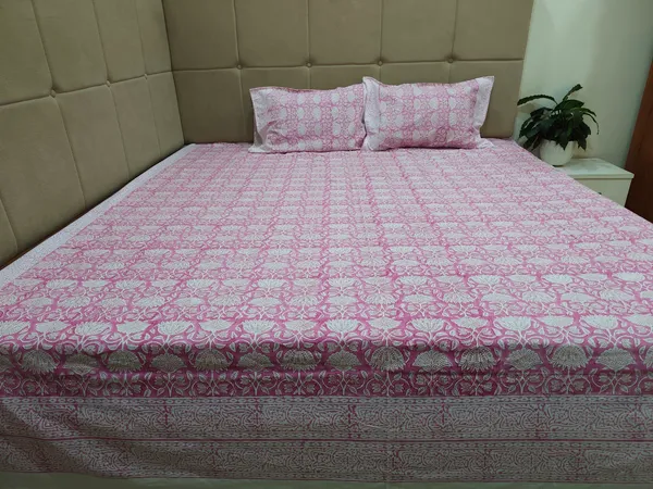 Cotton_Jaipuri_Print_White_and_Pink_King_size_Bedsheet_with_2_Pillow_Covers