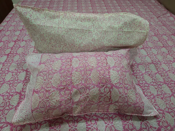 Cotton_Jaipuri_Print_White_and_Pink_King_size_Bedsheet_with_2_Pillow_Covers