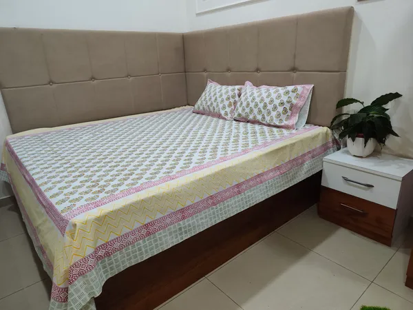 Cotton_Jaipuri_Print_White_and_Yellow_King_size_Bedsheet_with_2_Pillow_Covers