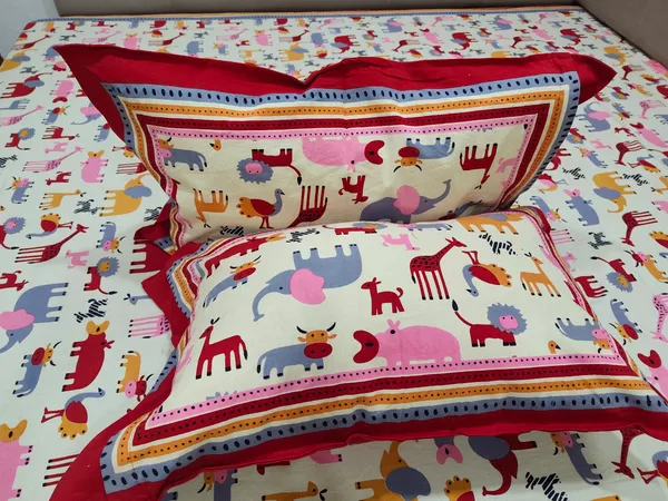 Cotton_Jaipuri__Animal_Print_White_and_Maroon_King_size_Bedsheet_with_2_Pillow_Covers