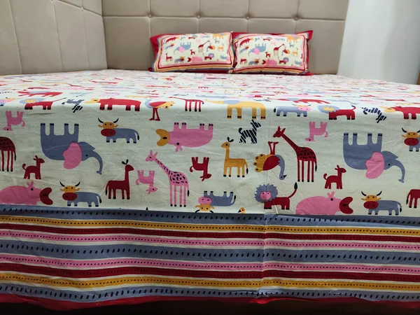 Cotton_Jaipuri__Animal_Print_White_and_Maroon_King_size_Bedsheet_with_2_Pillow_Covers