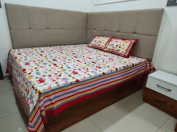 Cotton_Jaipuri__Animal_Print_White_and_Maroon_King_size_Bedsheet_with_2_Pillow_Covers