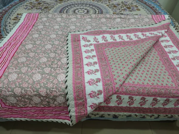 Pure_Cotton_Jaipuri_Razai_/_Comforter_with_Pink_and_White_print_single_size