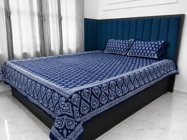 Cotton_Jaipuri_Print_White_And_Indigo_King_Size_Bedsheet_With_2_Pillow_Covers