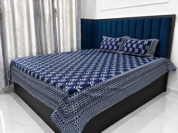 Cotton_Jaipuri_Print_White_And_Indigo_King_Size_Bedsheet_With_2_Pillow_Covers