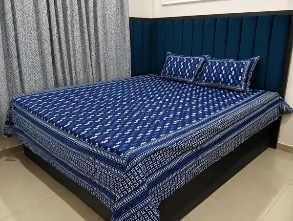 Cotton_Jaipuri_Print_White_And_Indigo_King_Size_Bedsheet_With_2_Pillow_Covers