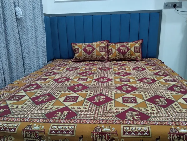 Cotton_Jaipuri_Print_Beige_And_Maroon_King_Size_Bedsheet_With_2_Pillow_Covers