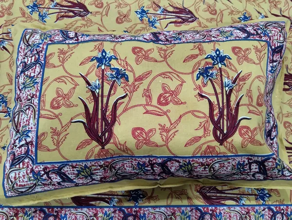 Cotton_Jaipuri_Print_White_And_Beige_King_Size_Bedsheet_With_2_Pillow_Covers