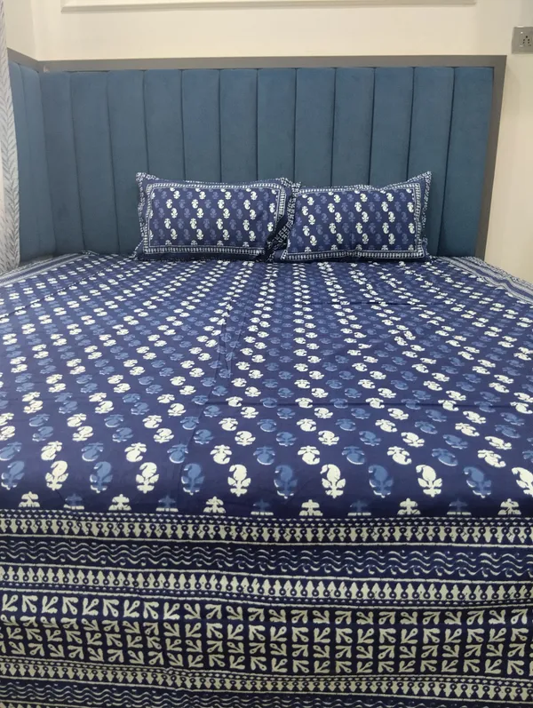 Cotton_Jaipuri_Print_White_And_Indigo_King_Size_Bedsheet_With_2_Pillow_Covers