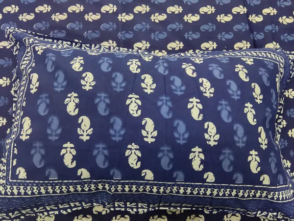 Cotton_Jaipuri_Print_White_And_Indigo_King_Size_Bedsheet_With_2_Pillow_Covers