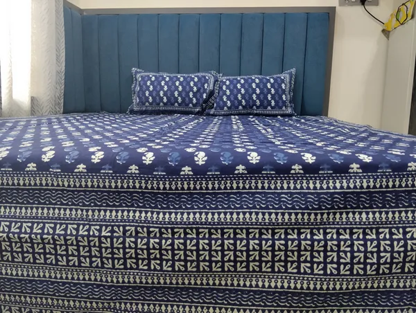 Cotton_Jaipuri_Print_White_And_Indigo_King_Size_Bedsheet_With_2_Pillow_Covers