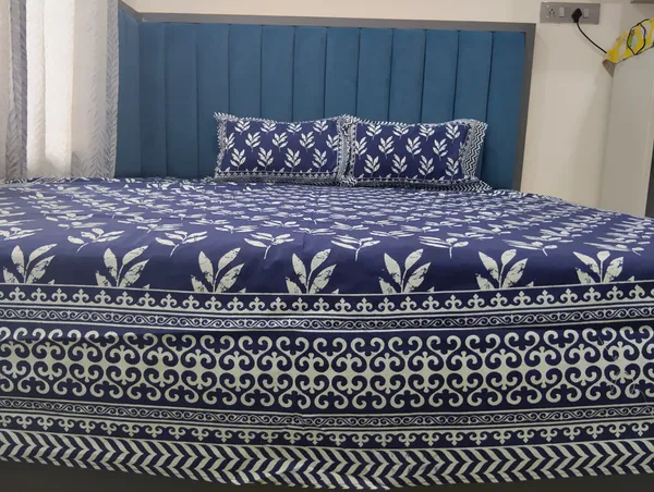 Cotton_Jaipuri_Print_White_And_Indigo_King_Size_Bedsheet_With_2_Pillow_Covers